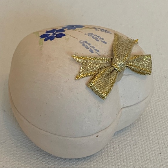 Heart Shaped Bisque Porcelain Trinket Box Blue Flowers Gold Bow Lid Vintage 2"x2 - Picture 4 of 14